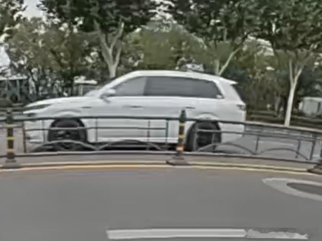 出门买咖啡，看了一台车，挺好看的～有人认识什么车吗？特来哥大v聊车