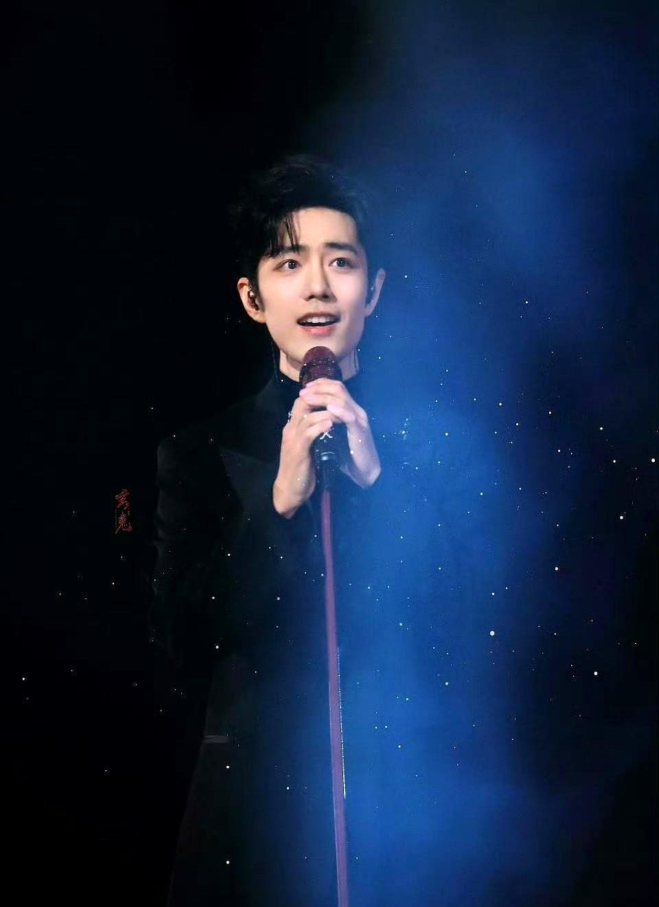 第一件进Gucci档案馆的活人衣服。
不是古董，是肖战上周刚脱下的成衣。
马衔扣