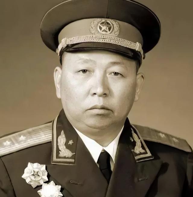 开国中将詹才芳晚年生病，到北京治病，见到了老首长徐向前元帅。詹才芳在广州军区当了