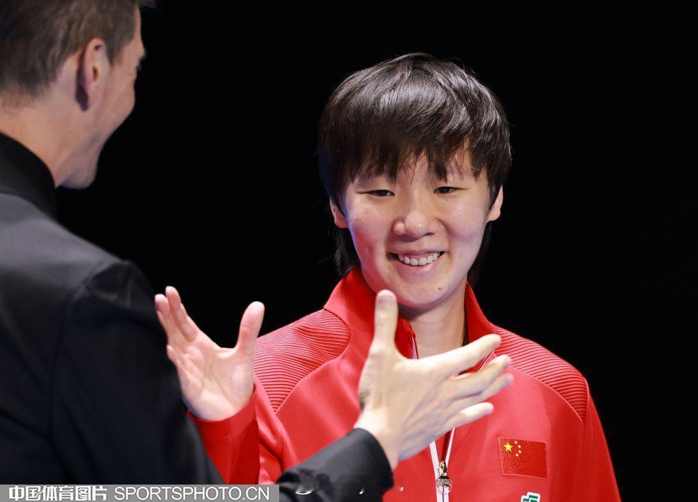微笑 王曼昱 国乒女团晋级决赛