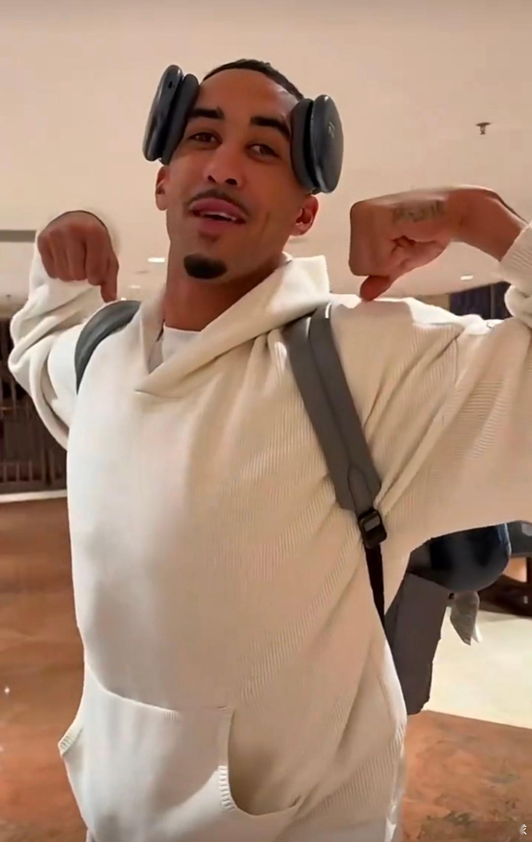 双小外已到位！昨晚奎因和麦考尔已抵达东莞奎因表示：“这是我第二次来中国，广东华南