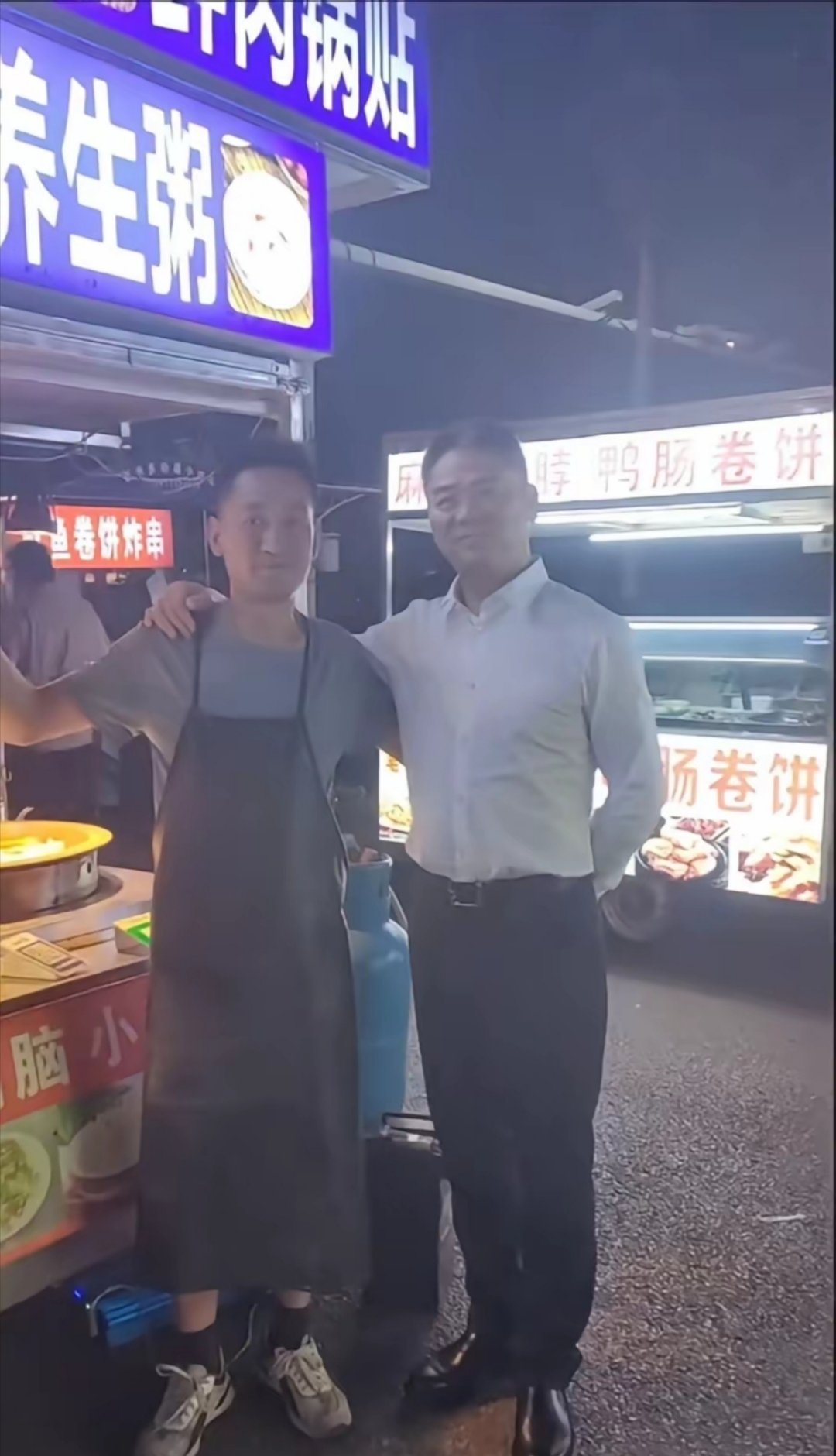 怪不得宿迁人都支持刘强东，实在是让人难以不支持。就说昨晚他在夜市用餐时，有个摆摊