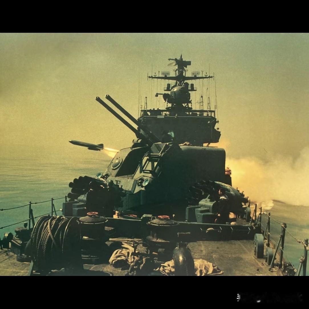 当年的主力是不怎么样，但那是我们一路走来的必经之路！图片展示的是中国051型驱逐