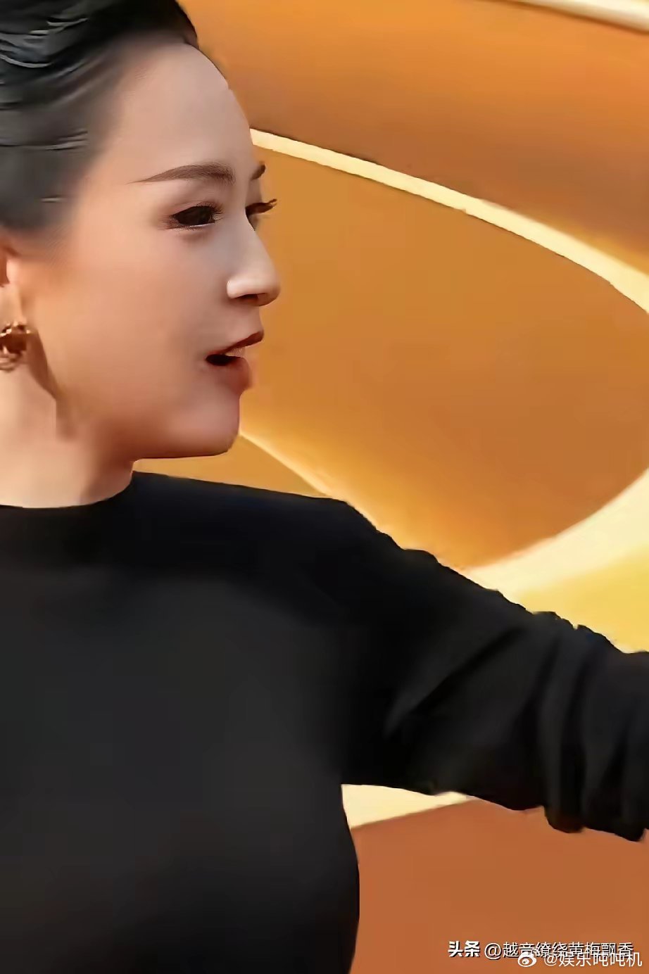 章子怡远远看到梅婷，就满面笑容的开始招手，双臂张开欲作拥抱状，可是走到跟前时，梅