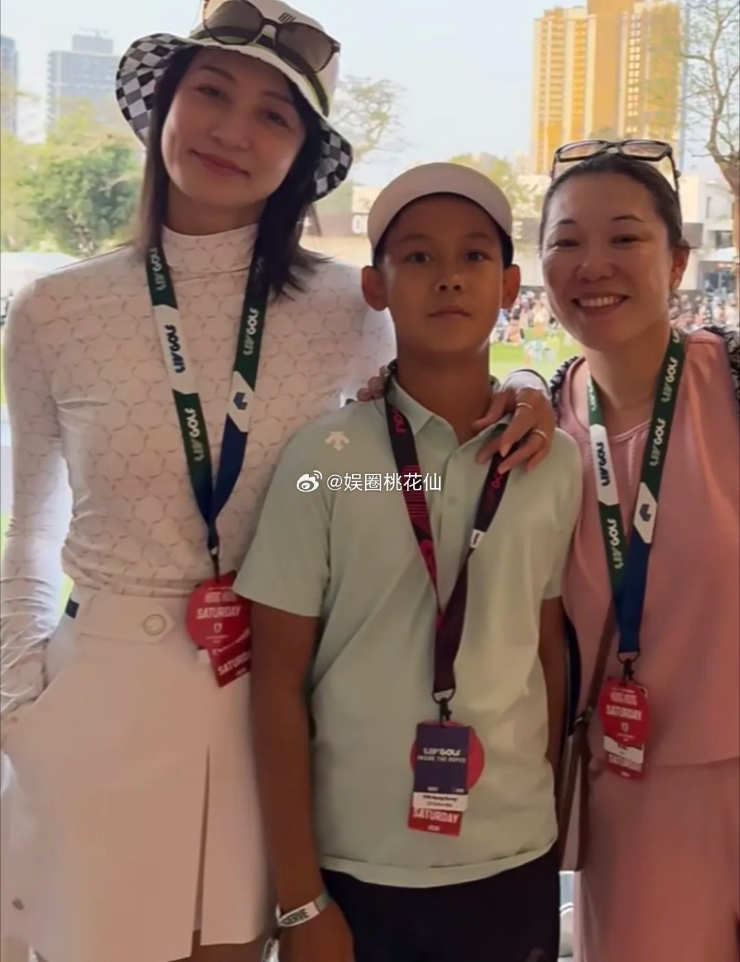 王皓大儿子现身香港高尔夫球会活动，13岁王乾洲和释小龙同框，吴千语老公施伯雄也在