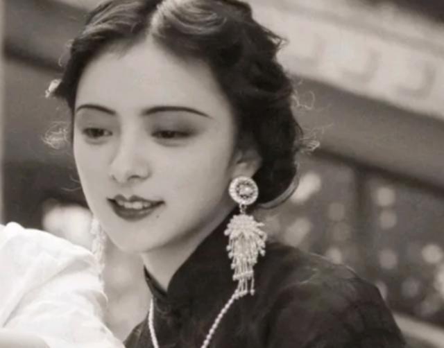1974年，90岁的 杨森 迎娶了17岁的张灵凤。洞房之夜，就在杨森要行房事时，