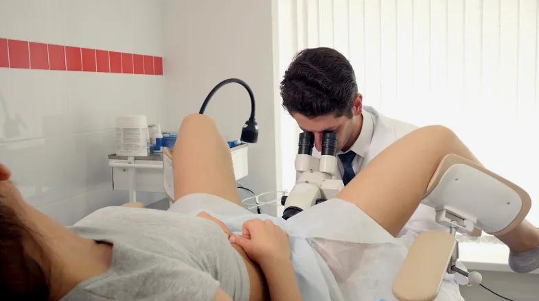 成都女子妇科检查后察觉体内异样，去厕所查看，发现是塑料套。

丁女士是一个普通的