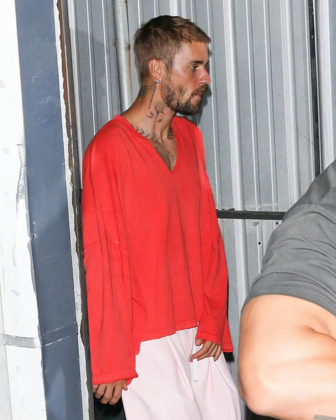 Justin Bieber和爱妻Hailey Bieber现身比弗利山庄参加礼拜
