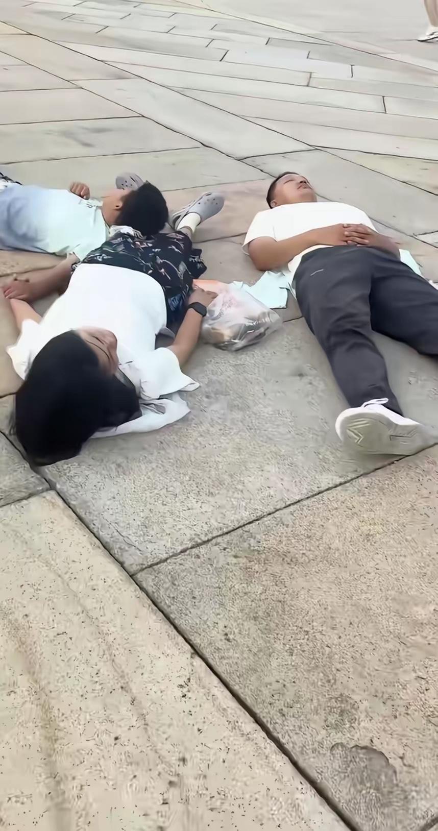 一家三口到北京看升旗，凌晨三点就从旅店赶到天安门广场入场口排队，验证后才能进入。