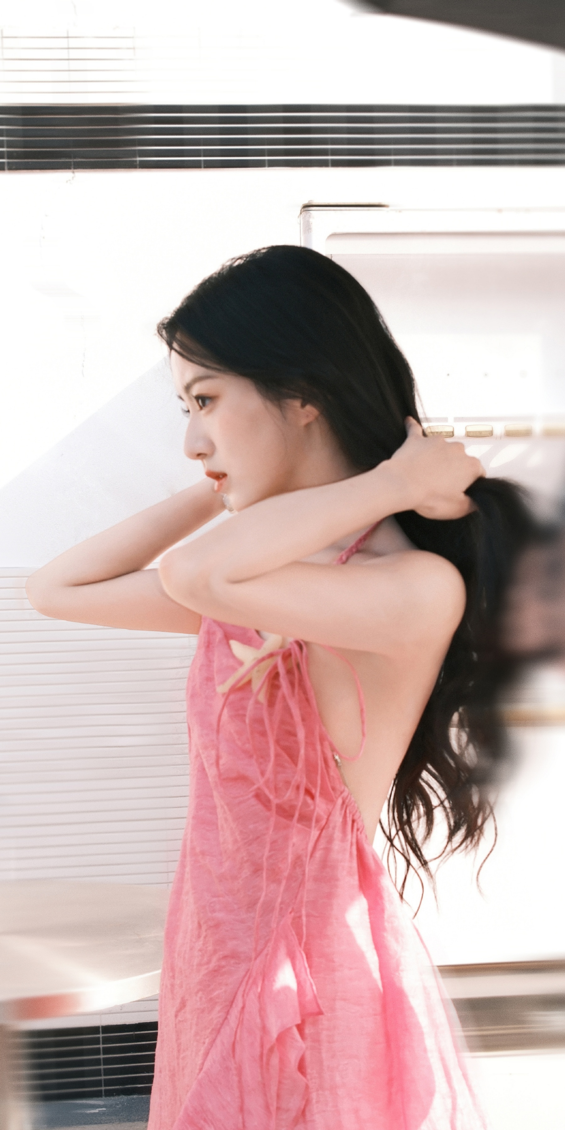 包上恩穿搭写真：今日份逆向的粉红浪漫。包上恩