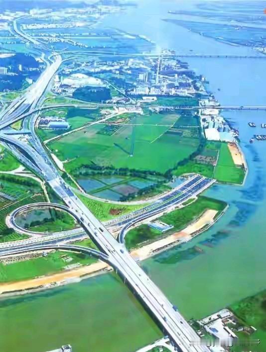 一张2007年的南沙空中航拍图。图中的公路就是今天的南沙大道和亭角立交，中间的这