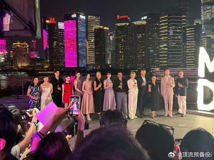 迪丽热巴迪奥大使合影站C热巴好伟大的一张脸！！360度无死角完美。 官博唯一预热
