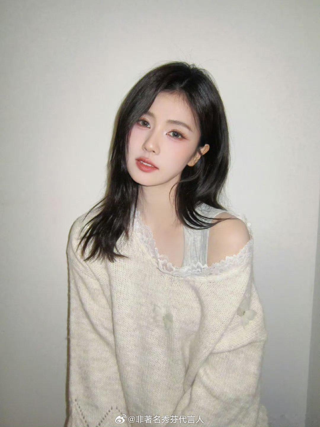 白鹿蕾丝露肩完全爱上好么一眼惊艳。 