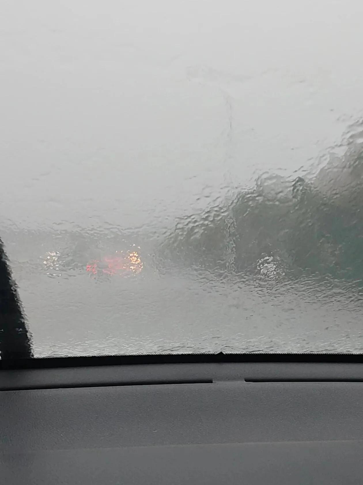 下暴雨为什么不是开后雾灯，而是开双闪？

近视+散光+天气很暗  眼睛感觉被晃了