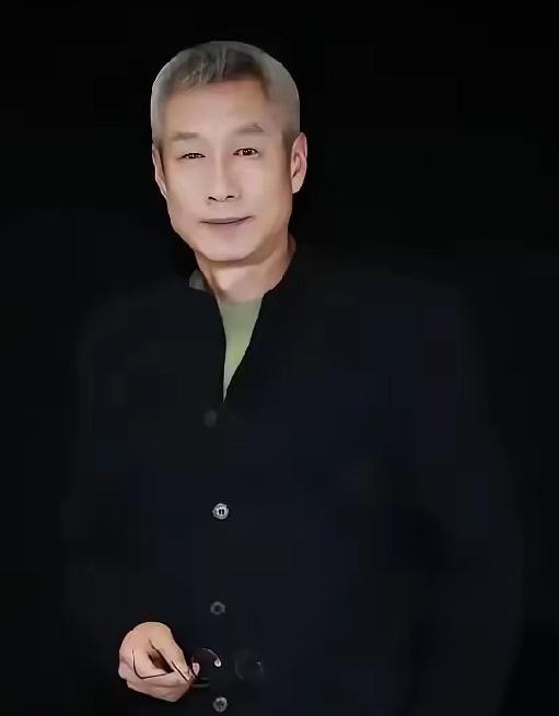老戏骨刘佩琦在怀柔片场接到传票时，估计整个人都懵了，低头一看原告，竟是自己当亲儿