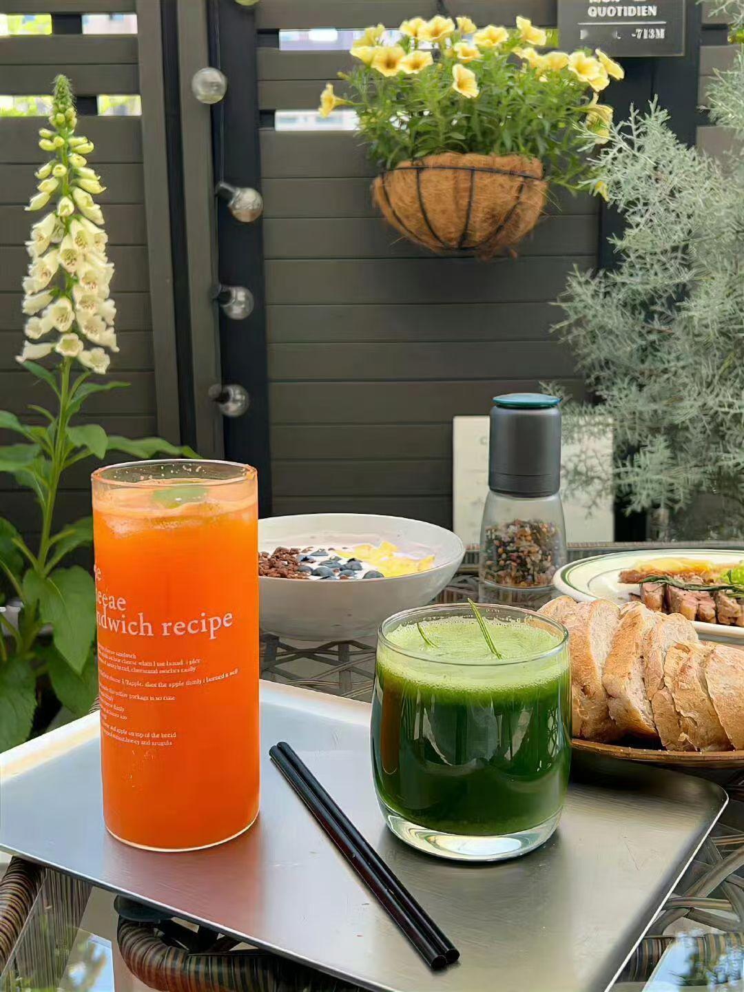 “别再自我感动，任何人对你好，从来都只有两种可能，没有第三种。要么是真心待你，把