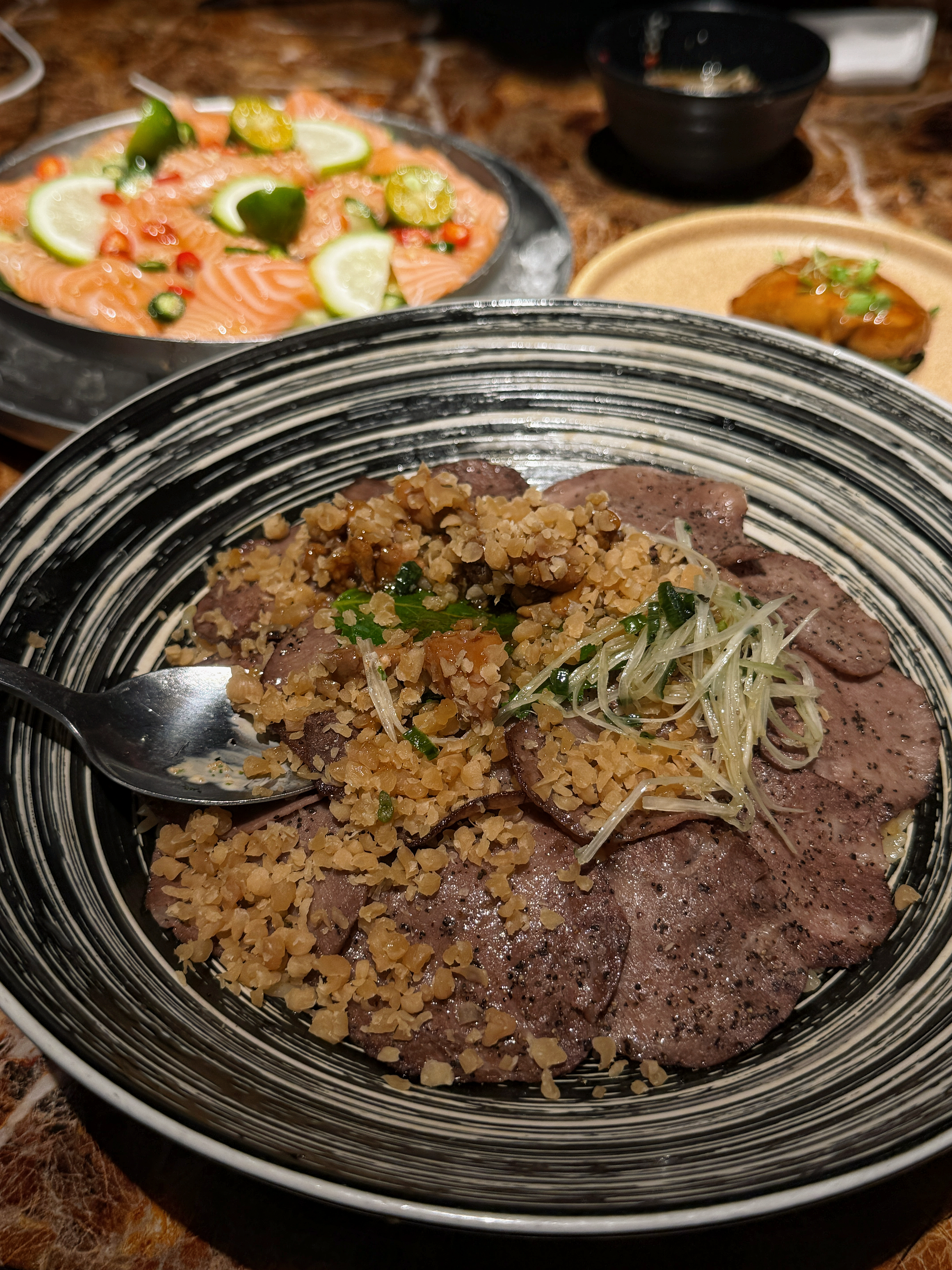 少女觅食中 这个就是我啊每天吃得很肥美啊。。 