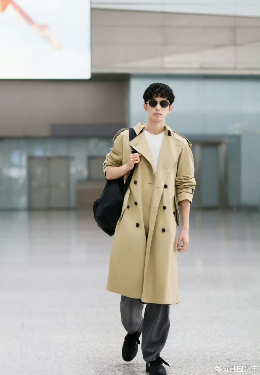 吴磊Burberry大秀机场照吴磊Burberry大秀机场照，帅哥好🉑啊！！！
