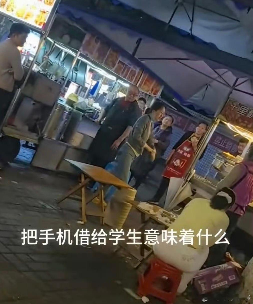 麻辣烫阿姨下跪道歉后家长仍嘲讽整件事最该被拎出来说的，从来不是那个摆摊的阿姨，而