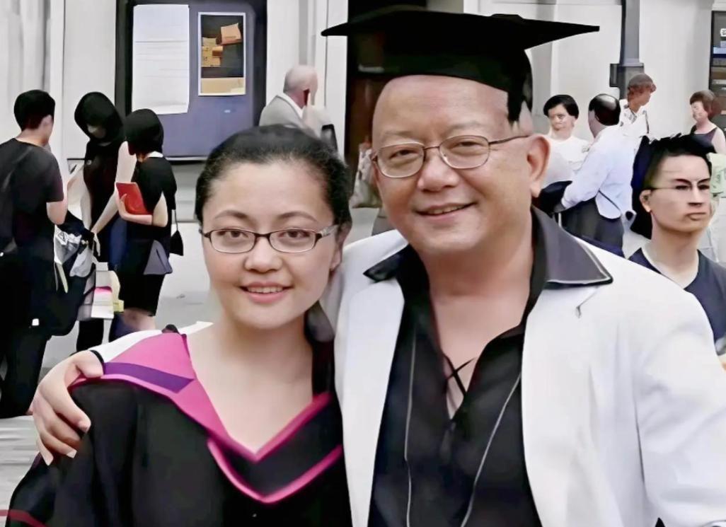 上世纪九十年代末，王刚毅然投入毕生积蓄送女儿远赴伦敦追求梦想，满心思归、安、定未