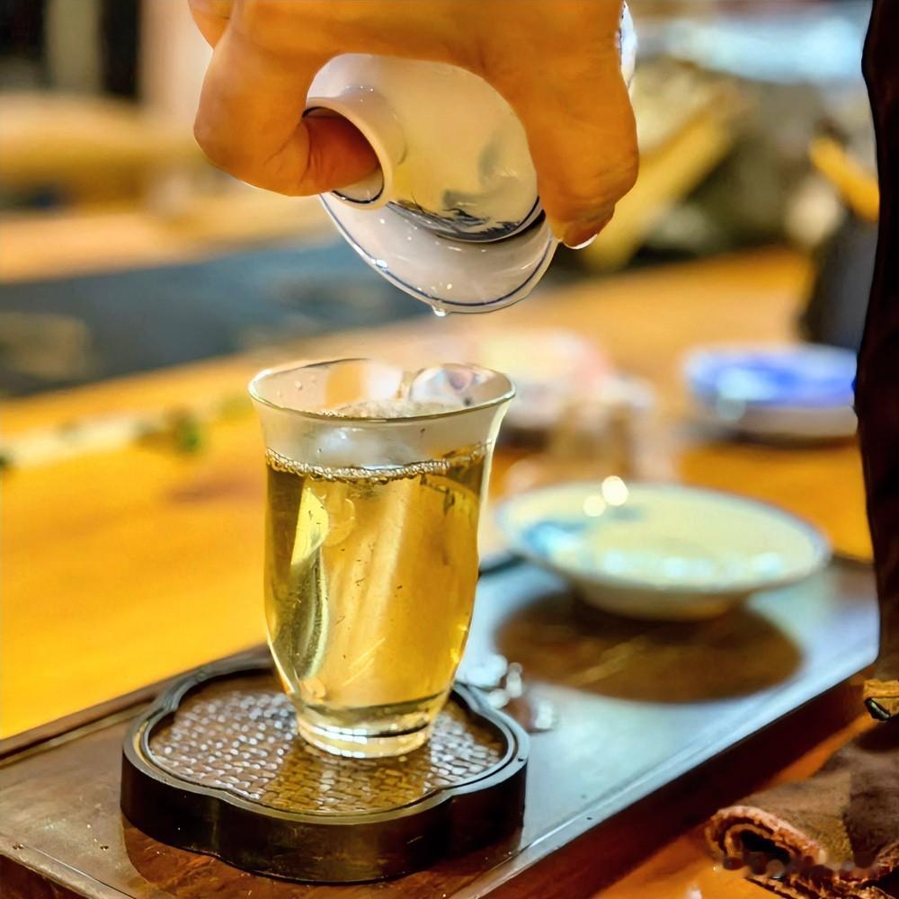 四月的馈赠
是杯中的春茶和慢慢舒展的自己
愿你我在这个春天
有事可做，有茶可品，