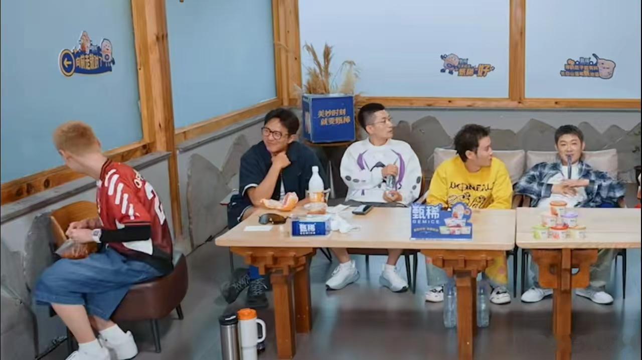 邓超鹿晗人在尴尬的时候就会很忙邓超鹿晗这一段好尴尬哈哈哈哈哈 邓超把鹿晗给误杀了