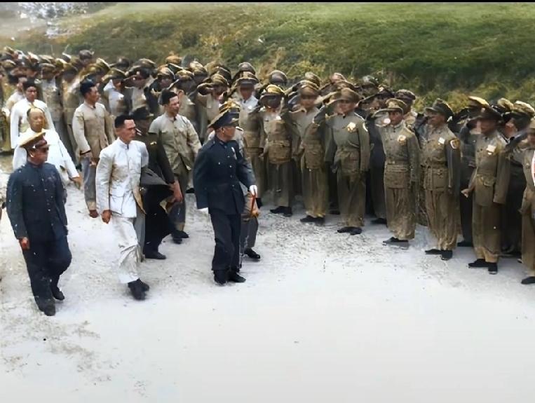 蒋介石不甘心失败，虽然大势已去，但仍心存侥幸。
      这张照片，是蒋介石在