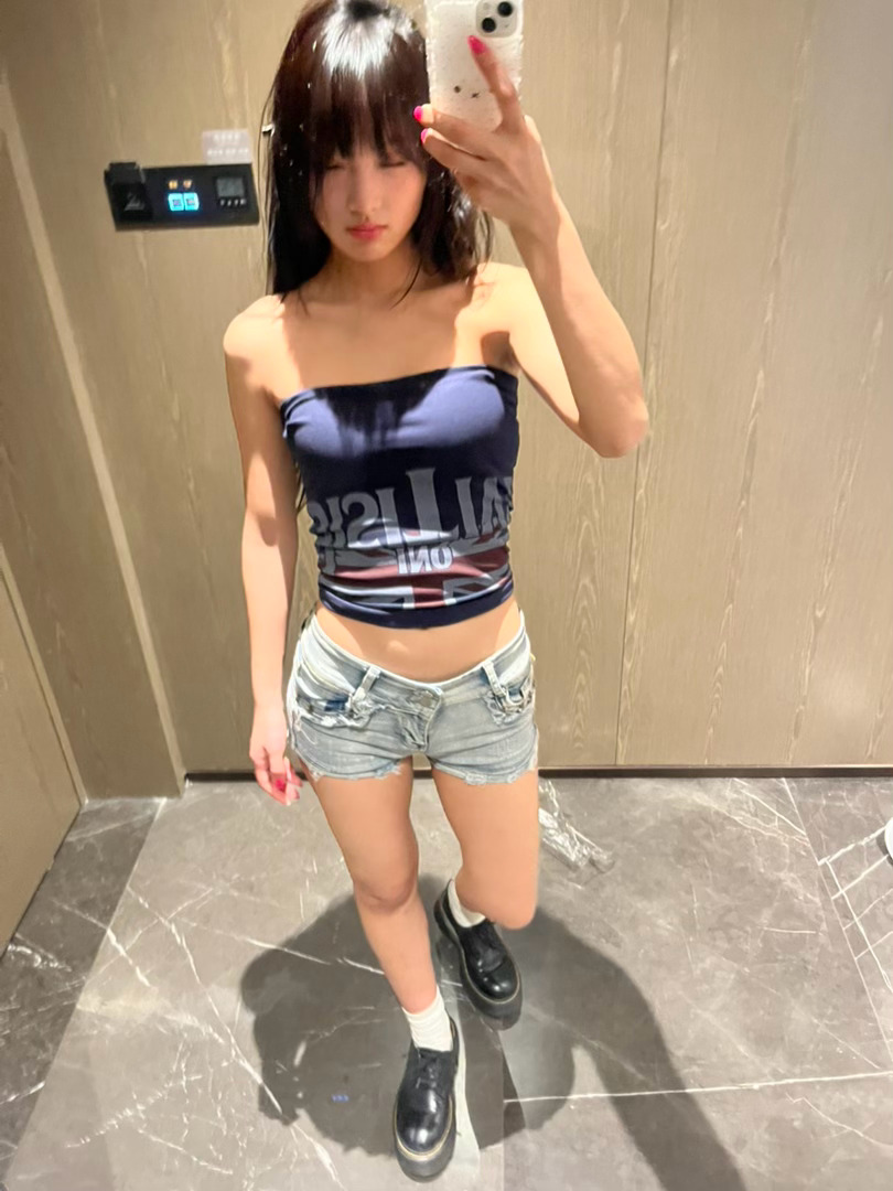 穿上快一个小时了。视频一点没拍 就在这拍拍拍！美美美。快点给我过夏天