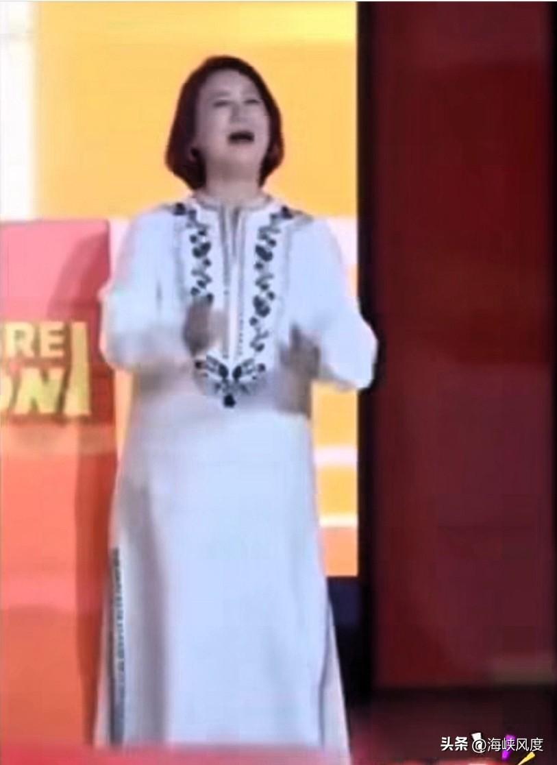 台湾网友说吴思瑶这款表演“顺起来”的服装来自大陆电商平台。我们试着去相关电商平台