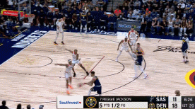 脚踝终结者，波普晃倒索汉命中中距离
北京时间11月27日，掘金与马刺的比赛进行至