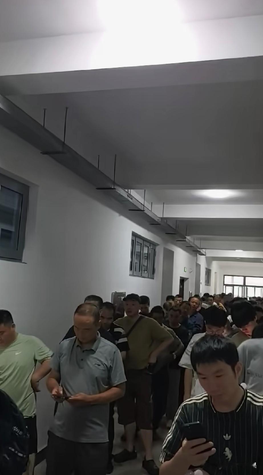 考电工证的人怎么这么多，这次是电工证换证，原本想着三年前复审了，这次新规出来不用