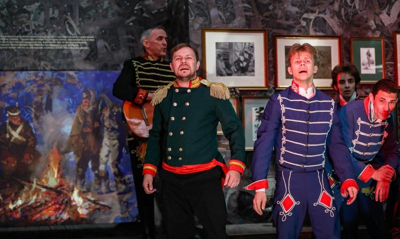 以下是一些经典句子的深度赏析：

1. “幸福的家庭都是相似的，不幸的家庭各有各