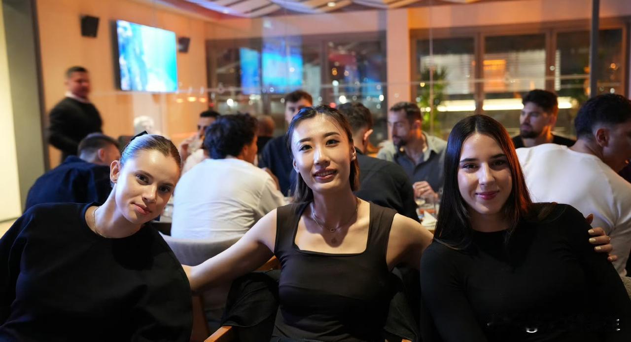 王媛媛盛装出席新赛季加拉塔萨雷晚宴，一袭黑色高端定制礼服尽显媛媛的端庄大气，意大