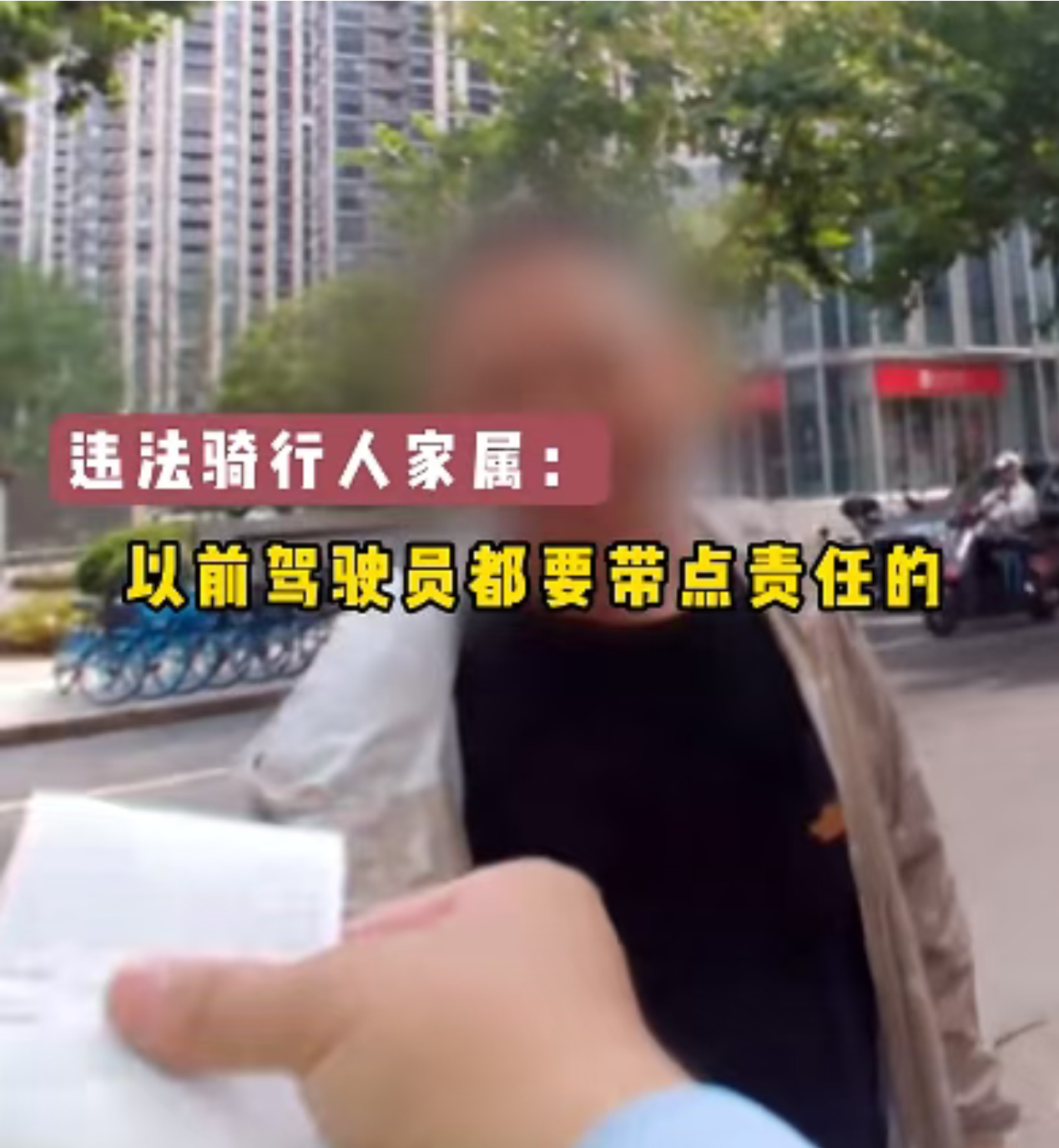 【#女子骑车横穿马路遭撞被判全责#】据上海交警近日消息，一名女子骑自行车横穿马路