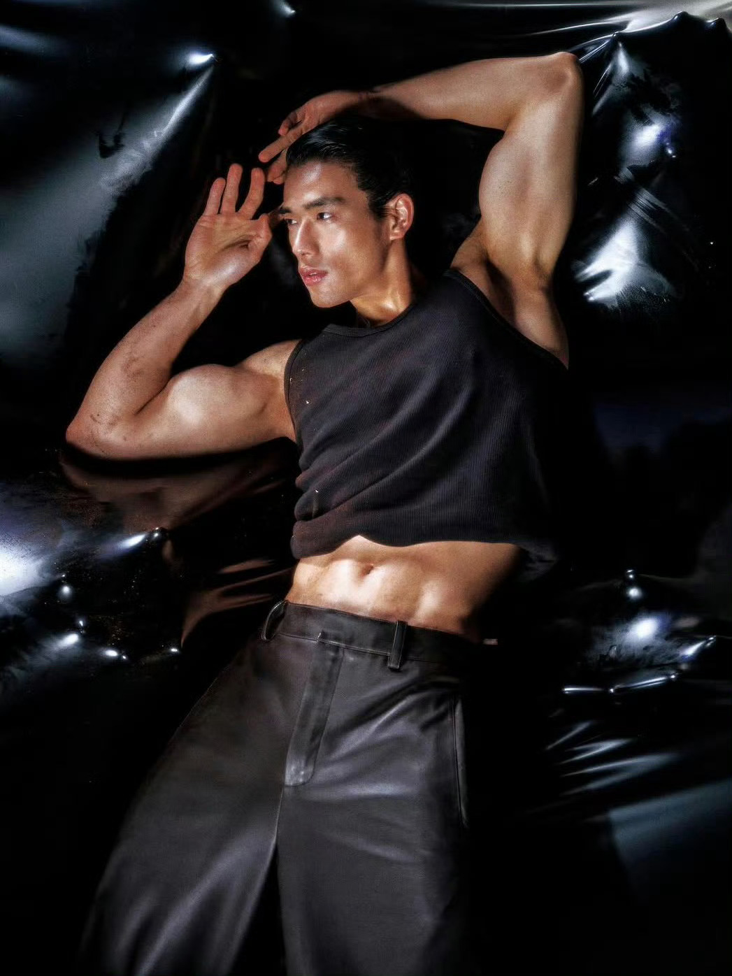 野好 ELLE MEN 📸🚬  性感撩拨的身段~  摄影: Win Tam 