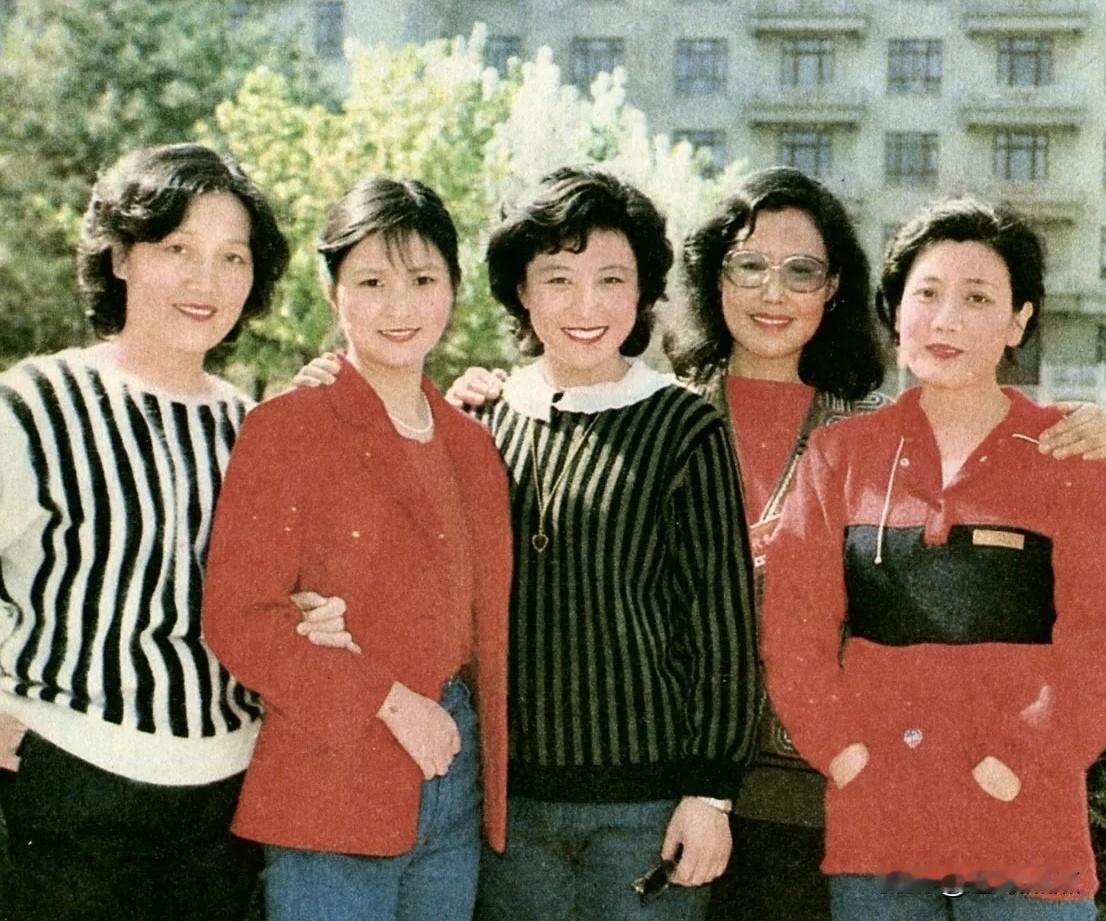 五位八十年代的当红女星，她们的电影代表作应该是这5部：
（自左到右）《咱们的牛百