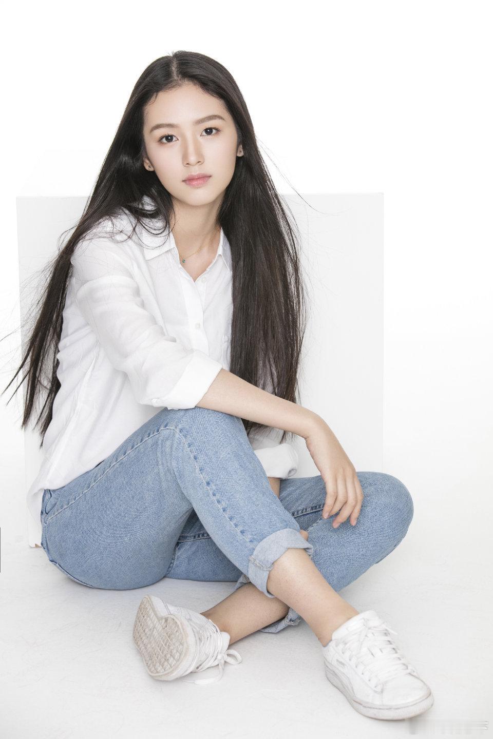 周也没正式出道的时候这组图把我惊艳的不行，那时候还说她要演冷清秋，后来好多图再美