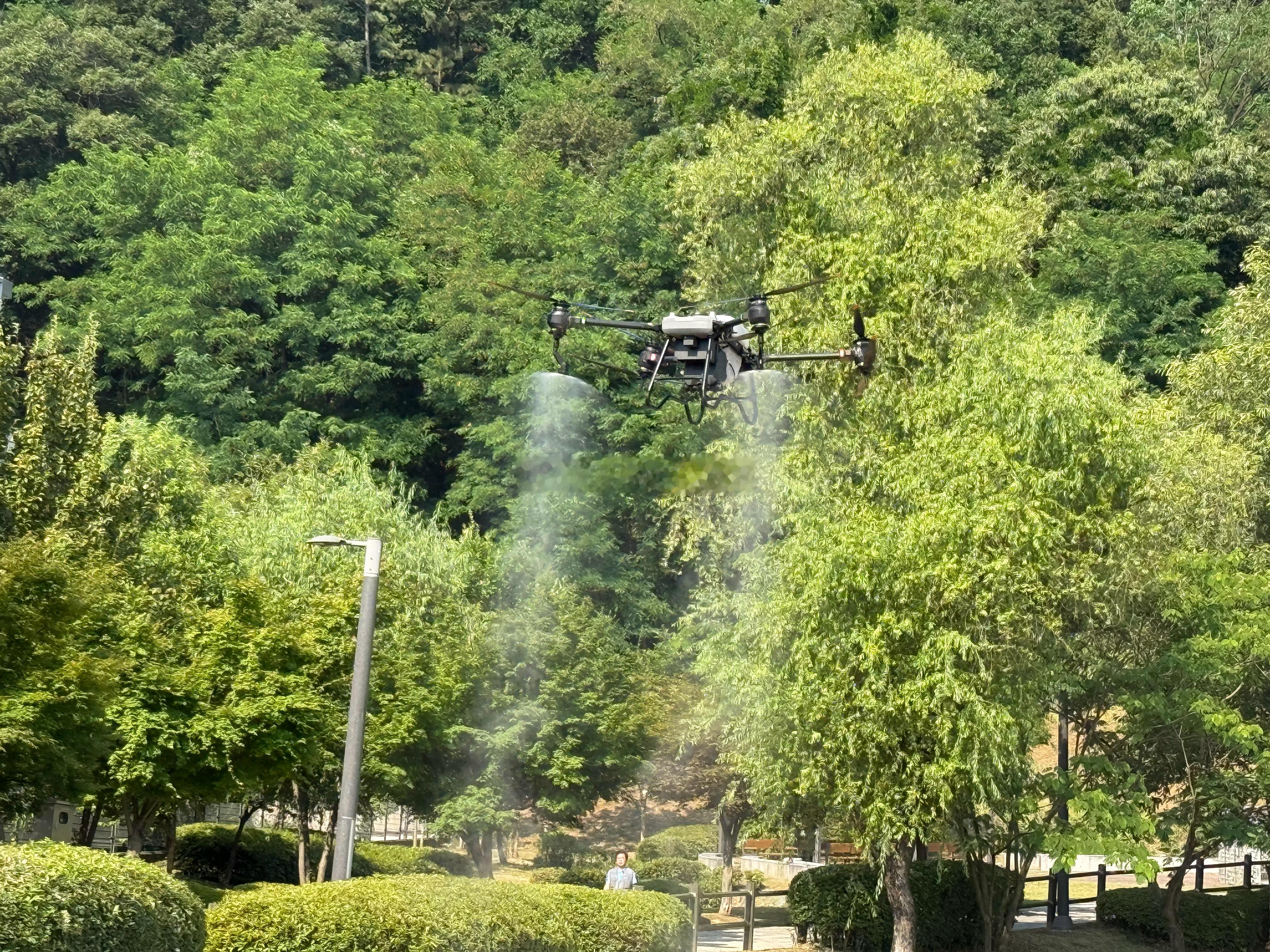 我们家这都开始用无人机杀虫了（应该是杀虫吧，毕竟那么一点液体也不像是浇水的）