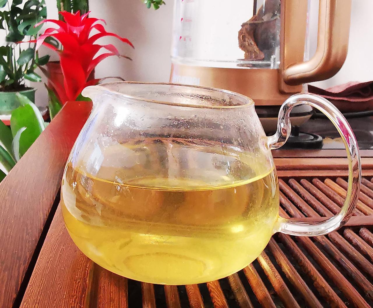 泡茶的一点小技巧。
茶龄虽不及年龄，但却超过了工龄。喝茶的档次虽都不高，但对其品