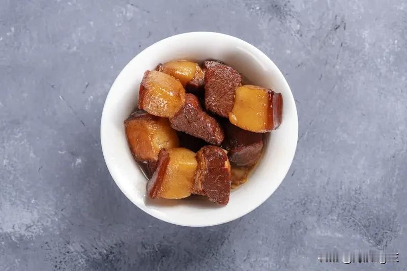 确实有不少隔夜菜不仅无害，反而像茶叶蛋一样越放越入味。这主要得益于“渗透作用”和