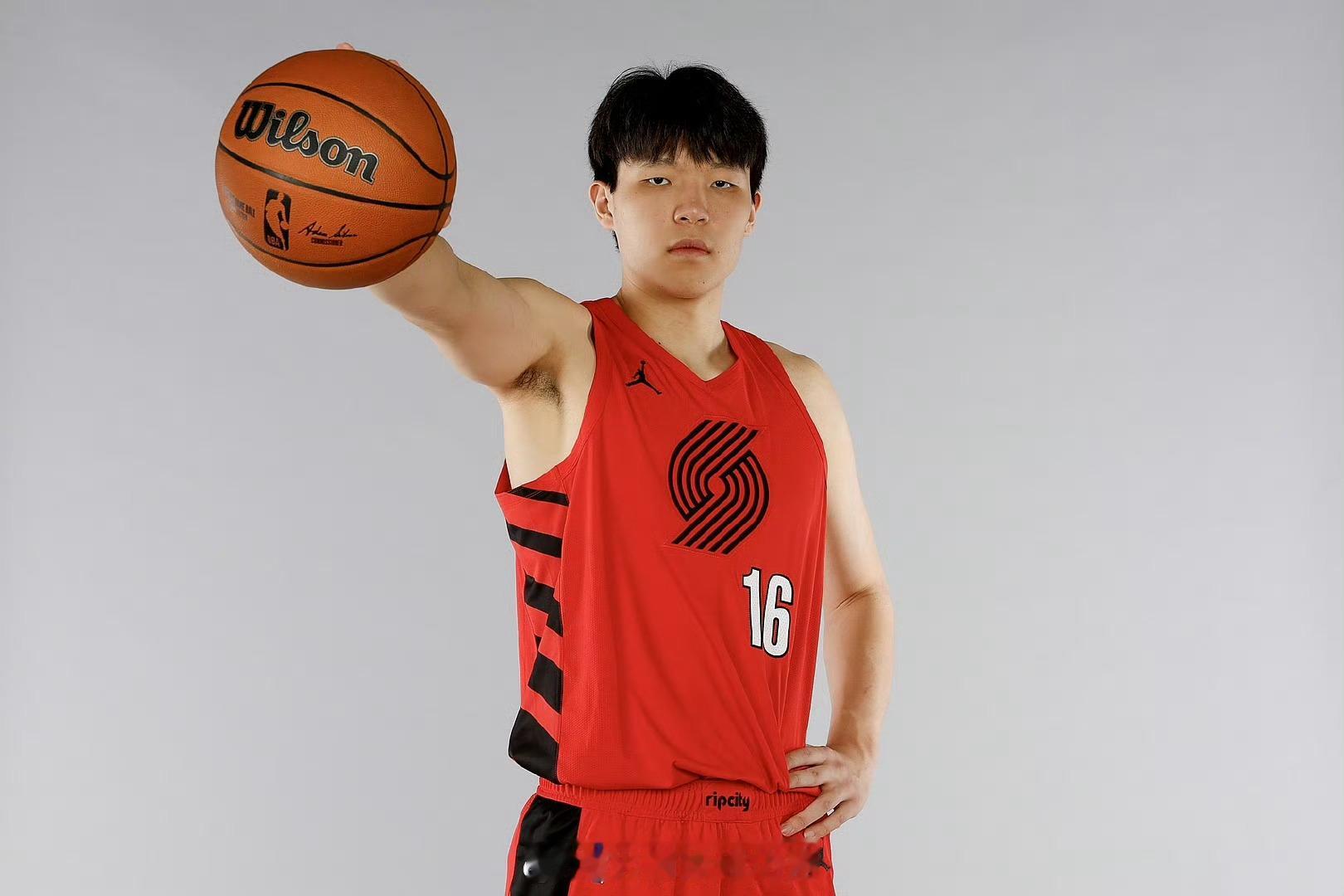 杨瀚森将于北京时间8月9日再次赴美，备战自己的NBA新秀赛季。除了前往波特兰与球