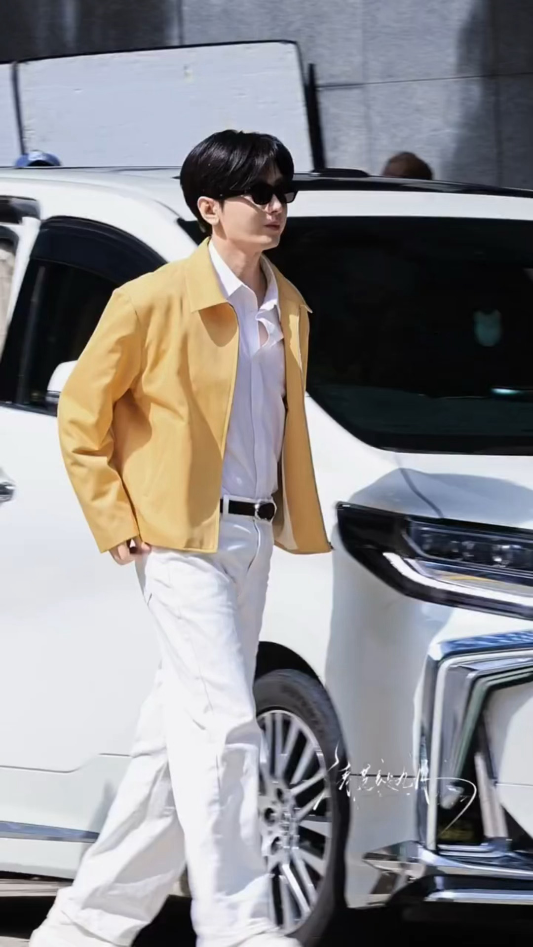成毅今日上班穿这么厚我们港风男有自己的防暑系统成毅有自己的防暑系统 成毅奶黄西装