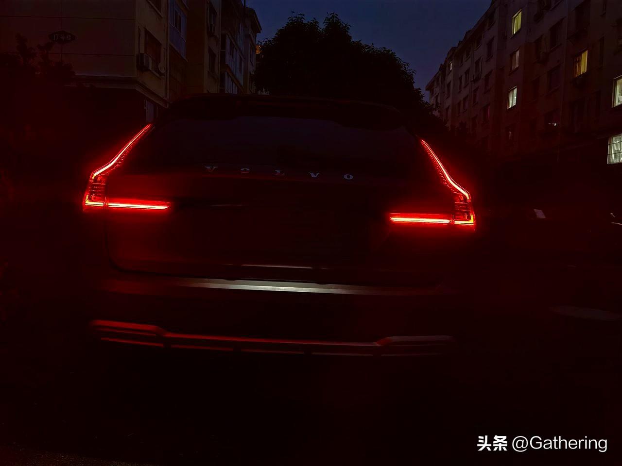 昨晚失眠了，凌晨3点起来了，然后在公园跑道上跑步。跑完之后有点累，就卧在公园跑道