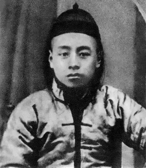 当周恩来9岁和10岁时，他的母亲和继母相继去世。然而，他的父亲为了谋生，别无选择