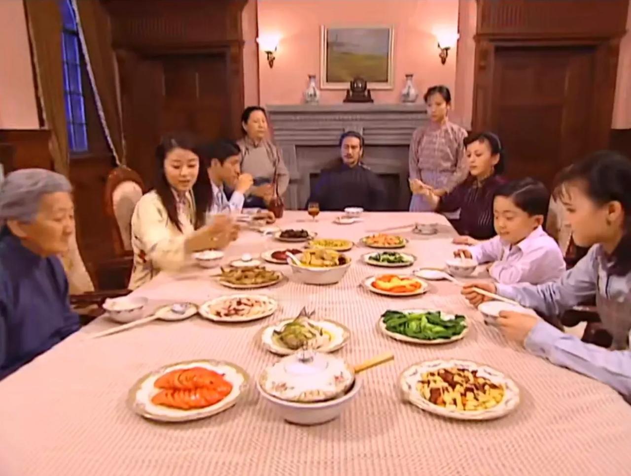 陆家的饭菜倒是挺接地气的，还有西红柿炒蛋土豆丝和蒜蓉油麦菜，像这样富裕的人家，吃
