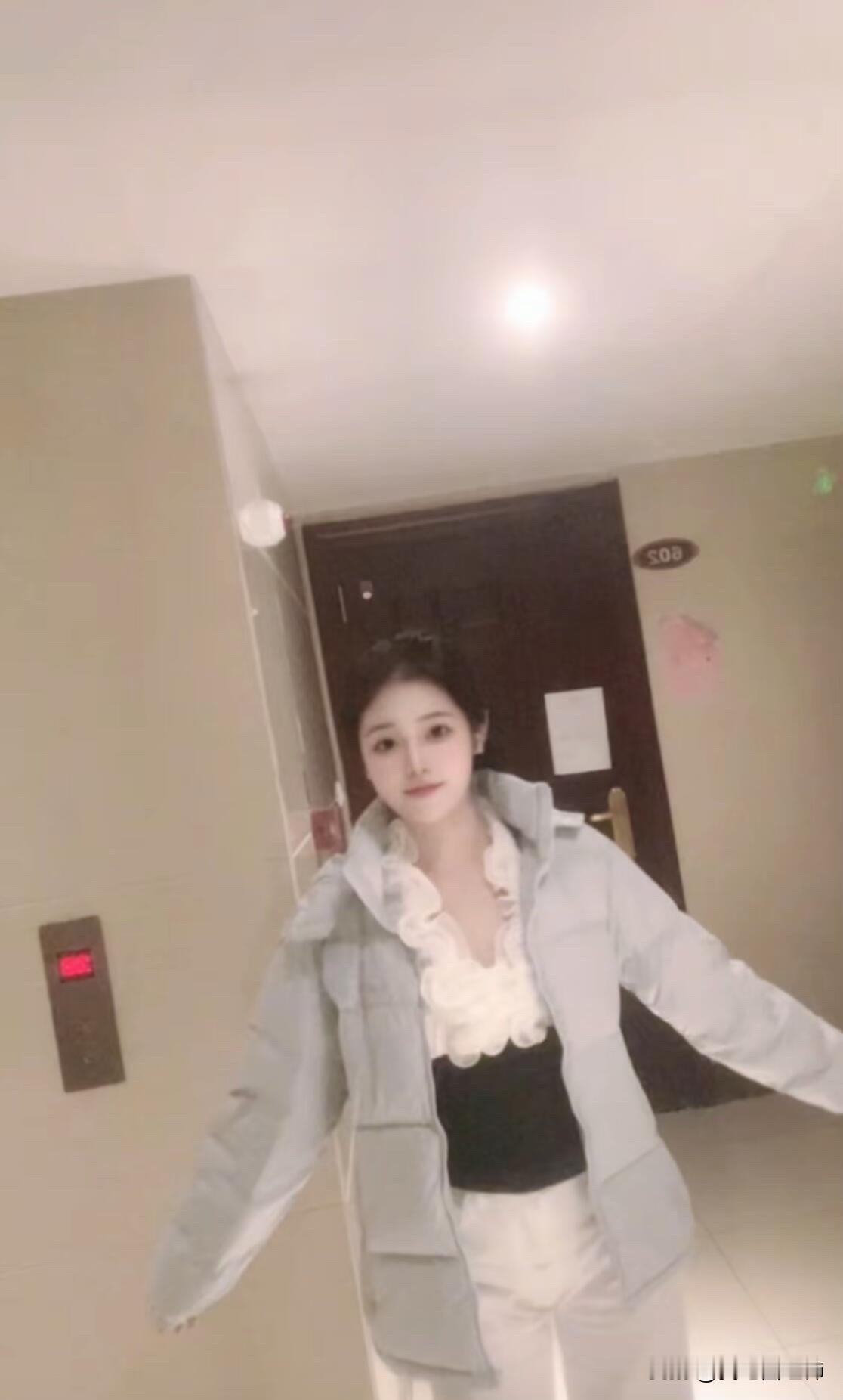 真诚找对象
本人：165 99 冷白皮 无恋爱史 没有整容 大学文凭
对象只能是