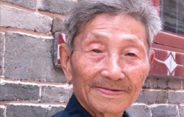 1979年 ，一位老人为了证明自己是老红军，不顾危险在北京拦下一辆军官的车，眼看