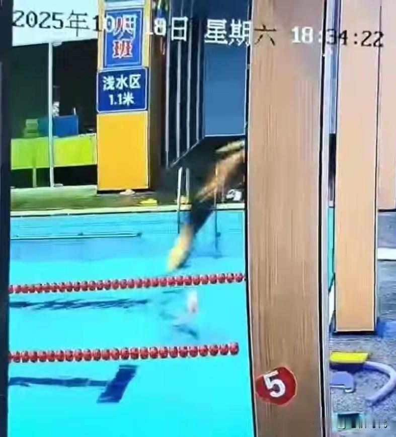 浙江一男子在游泳馆浅水区跳水颈椎断裂死亡！身份是体育老师。事发时有3名救生员，说