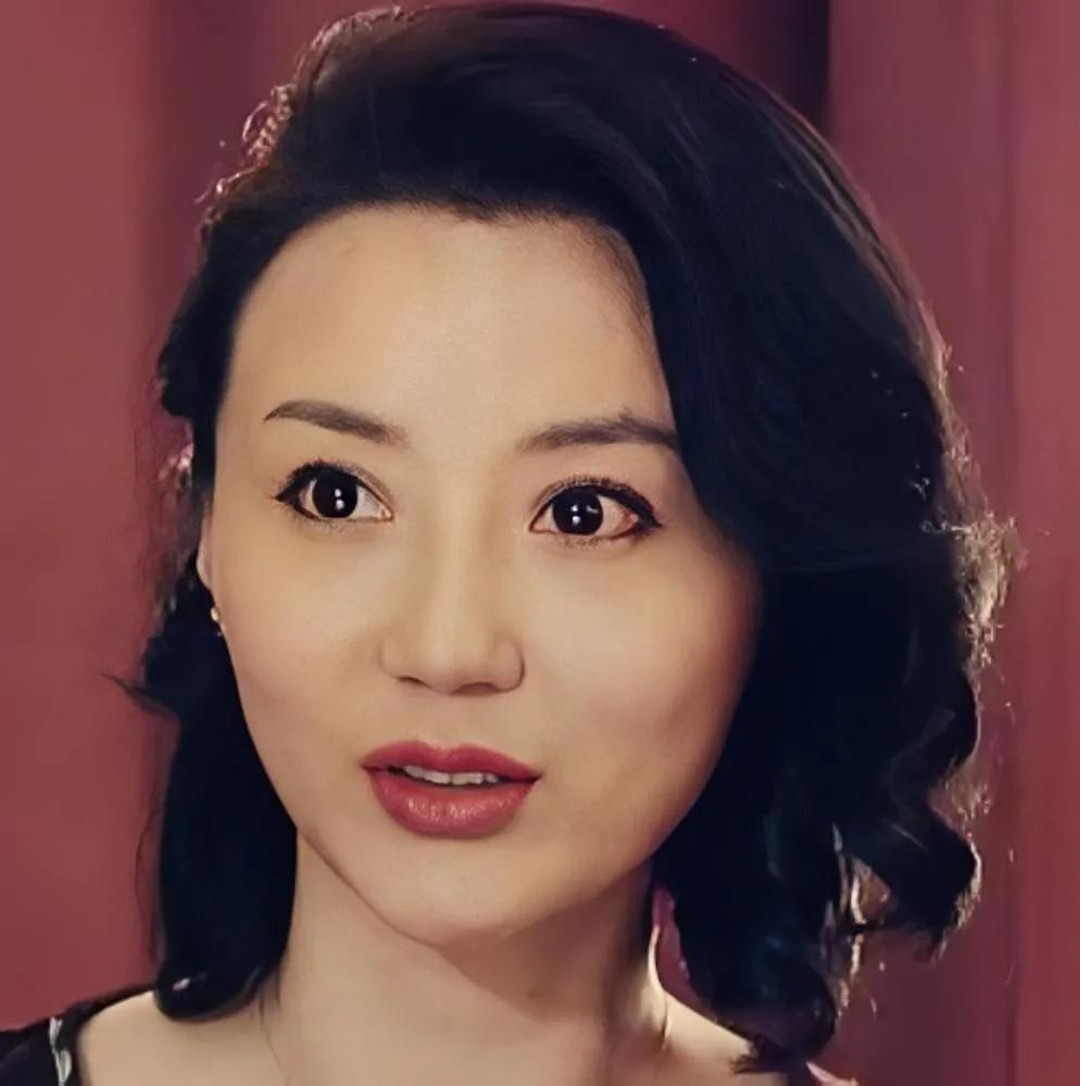  尤凤霞扮演者是李昕芮 ，本名李贞，1990年出生在吉林延吉，毕业于吉林省艺术学