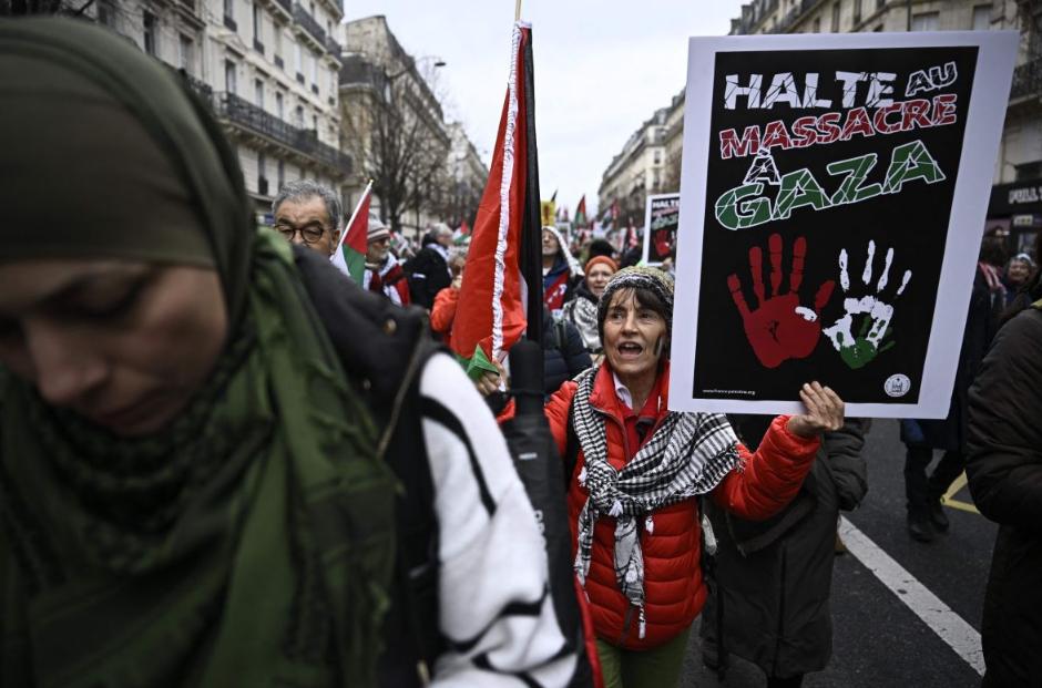 巴黎万人怒吼声援加沙！高喊“抵抗种族灭绝”，要求永久停火+制裁以色列
 
11月